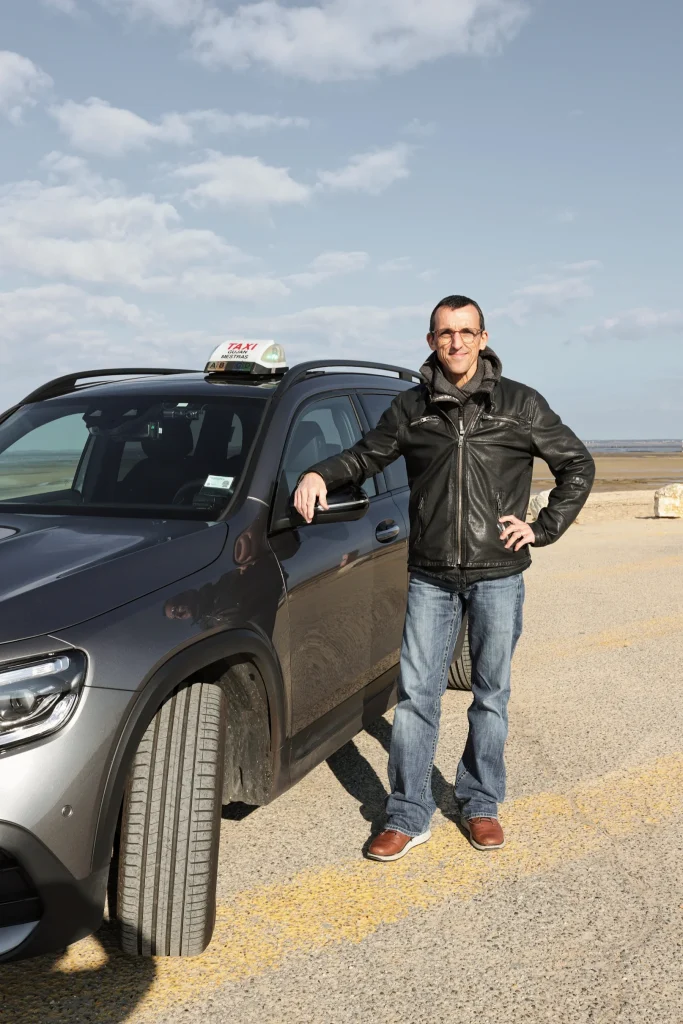 Lionel devant son véhicule de transport